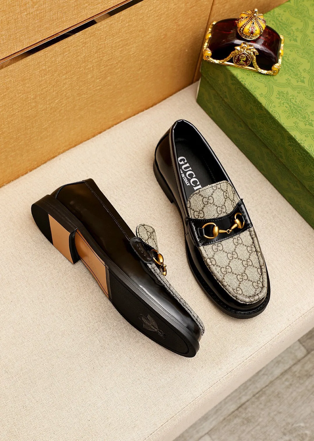 Men's shoes 💰460 💐 Product trademark: GUCCI "Gucci" casual leather shoes Regular size: 38-44 (45🉑️customized) Product materials: Selected imported first-layer open-edge beaded cowhide leather upper + luxury hardware buckle, imported water-dyed cowhide leather lining. Strong three-dimensional visual effect, original combination outsole Color: 2⃣️colors available